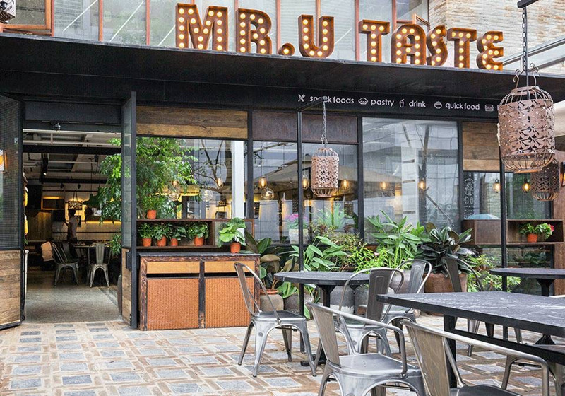 （乌先生东南亚小馆）亭江店、
（乌先生东南亚小馆）天健店、
一年来，乌先生亭江店和天健店与各路吃货一起度过了轻松快乐的时光，乌先生始终想把东南亚风味的高性价比美食带到餐桌，希望大家在每一道菜里感到满意幸福。