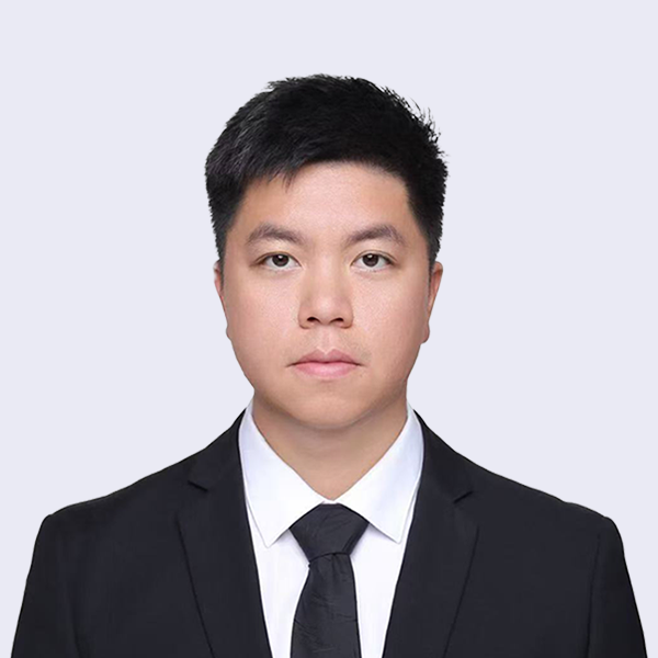 教育背景：西蒙弗雷泽大学，文学学士，剑桥大学英语教师资格证，香港中文大学和莱斯特大学交换生；
执业经历：曾服务于国内知名上市公司，已通过国家法律职业资格考试，致力于成为一名优秀的复合型法律人。精通中文、英文及粤语。擅长法律大数据技术应用，具备出色的类案检索与严密的逻辑分析能力。从商业战场到法律实践，变的是身份，不变的是解决问题的专业与执着。我始终坚持以倾听为基石，以法律为盾牌，在理性与共情间寻求平衡，全力守护当事人每一份应得的权益与尊严。