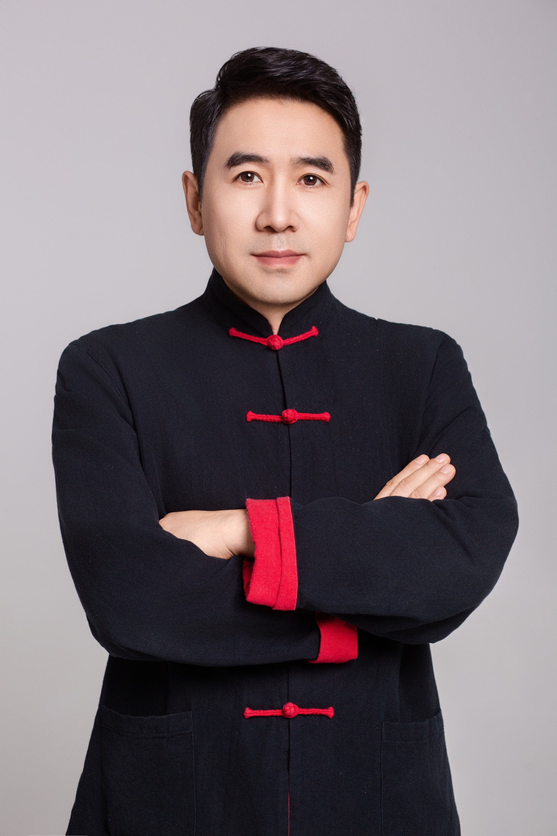 焦建刚，祖传中医世家。天性对传统中医学好奇。跟随王铁创师傅学习多年。终年多地行走义诊，颇受师傅喜爱得到真传。在学习点穴技法的基础上，又通过学习中医伤科学和西医骨伤放射学，结合点穴手法调理，(大医精诚)大量记载的方法以及跟着民间师傅学习多年来的研究和临床经验。通过点穴扶正脊椎关节使身体的各部位，脊椎各种骨骼扶正。经络舒畅自行调理。而达到不用药，不打针，不按摩，缓解自身疼痛点，消失调整到最佳状态。最擅长的是通过行动，形态用手按压知道患者的疼痛点所在何处。总结绿色点穴手法，经络可以决定健康。愈百病不可不通也。
调理擅长：颈椎病、腰椎间盘突出神经性手麻、头痛头晕、呕吐、头部血栓疏通、肝炎、胆囊炎、小脑委缩、咽炎、鼻炎等
