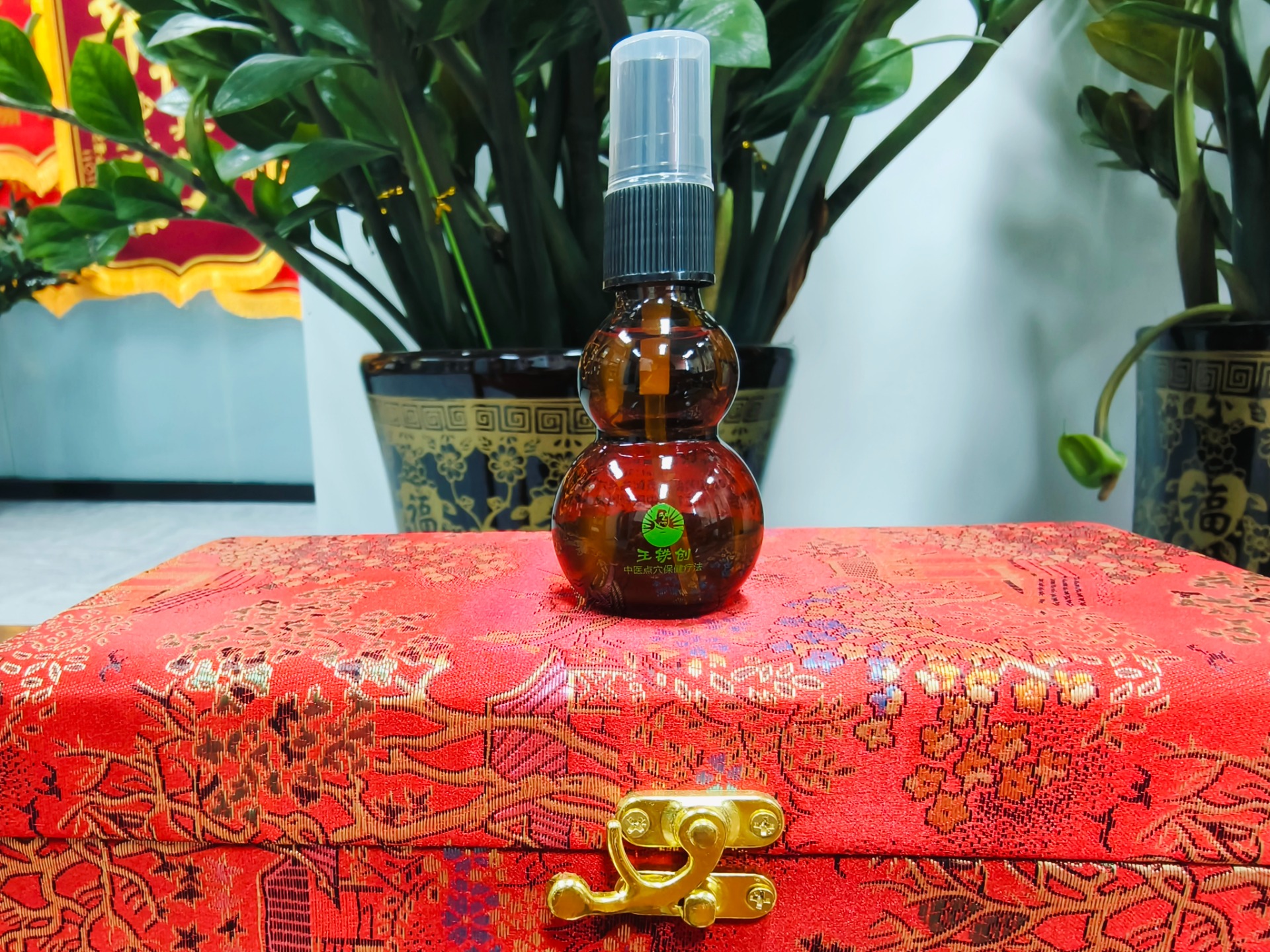 【 成 分 】 玄参、薄荷、冰片、葶苈子、胖大海等多种中草药长期浸泡而成。
【 功 效 】舒筋活血、喉咙发炎、嗓子哑、咽喉炎、口腔溃疡、感冒、发烧、流鼻涕、鼻塞、淋巴结肿大、牙痛、敏感性鼻炎、头痛、偏头痛、头晕、晕车、蚊虫叮咬、妇科炎症等。
【 规 格 】30ML