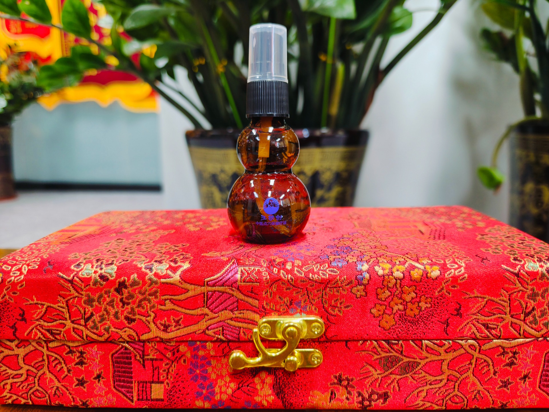 【 成 分 】胖大海、黄芪、茜草、玄参、三七、酸枣仁等多种中草药长期浸泡而成。
【 功 效 】消肿止痛、瘀血肿痛、
【 规 格 】30ML