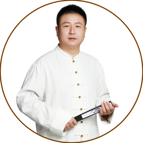 王升华老师，黑龙江宝清人，中国非遗“王氏点穴正脊技艺”传承人，王铁创师傅首批亲传弟子。独门“王氏点穴手法”遵循“不吃药，不打针，不手术”的自然疗法原则已为10000+人解除了颈椎、腰椎等脊柱问题。在调理头痛头晕，胸闷气短，腰酸腿麻等亚健康症状方面累计了丰富的临床经验。为医求医讲缘分之交，以诚立德以善修身，严谨专注，弘扬中华医学精髓，尽心传承中华点穴绝学并发扬光大贡献社会。
调理擅长：颈椎胀痛、肩周炎、富贵包、腰椎盘突出、脊柱侧弯、手脚麻木、胸闷气短等
