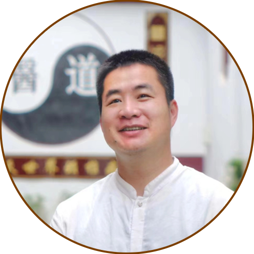 殷庆达老师，广东惠州人，中华老字号“王氏点穴”非遗正骨技艺28代传人，人社部认证高级康复理疗师，中国中医药研究促进会分会理事。多年来师从王铁创老师，掌握“非遗正骨”体系精髓，遵循“不吃药、不打针、不手术”的自然疗法原则，帮助超过万人解除了颈椎病、腰椎间盘突出的困扰，在治愈头痛头晕、胸闷气短、腰酸腿麻等亚健康症状方面积累了丰富临床经验。为医与求医讲缘分之交。殷老师多年来谨遵师训，以诚立德，以善修身，尽心把独门医术发扬光大，贡献给更多百姓。
调理擅长：头痛、头晕、胸闷气短、腰酸腿麻、高血压、脑拴塞、偏头痛、失眠、脑梗等

