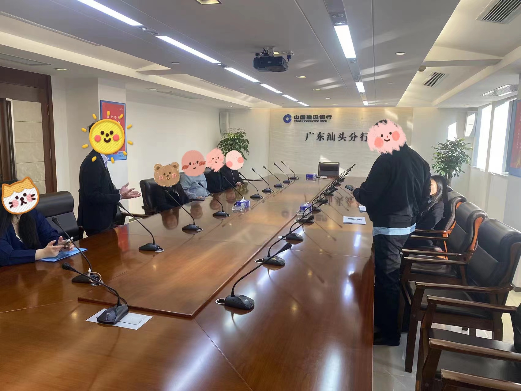 汕头建行项目部全体商户服务人员走进市场，为广大老百姓提供便捷的服务。随着社会不断进步，社会发展越来越快，收款方式各种各样，我们外拓团队深入进市场推广建行二维码收款。