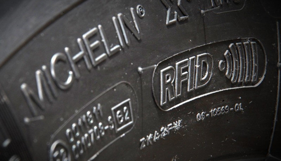 2016年7月1日，由工业和信息化部批准的4项《轮胎用射频识别(RFID)电子标签》行业标准正式实施，标志着RFID技术应用于轮胎产品开始迈上快车道。
RFID标签装置是一种非接触式自动识别的电子标签，具有唯一的标识码。橡胶轮胎用的RFID电子标签由无源芯片、基板、弹簧状天线三部分组成。
将RFID电子标签植入轮胎内部，芯片记录轮胎序列号、生产日期、工厂代码等信息。随着电子标签的使用，轮胎将会变得更加智能。
