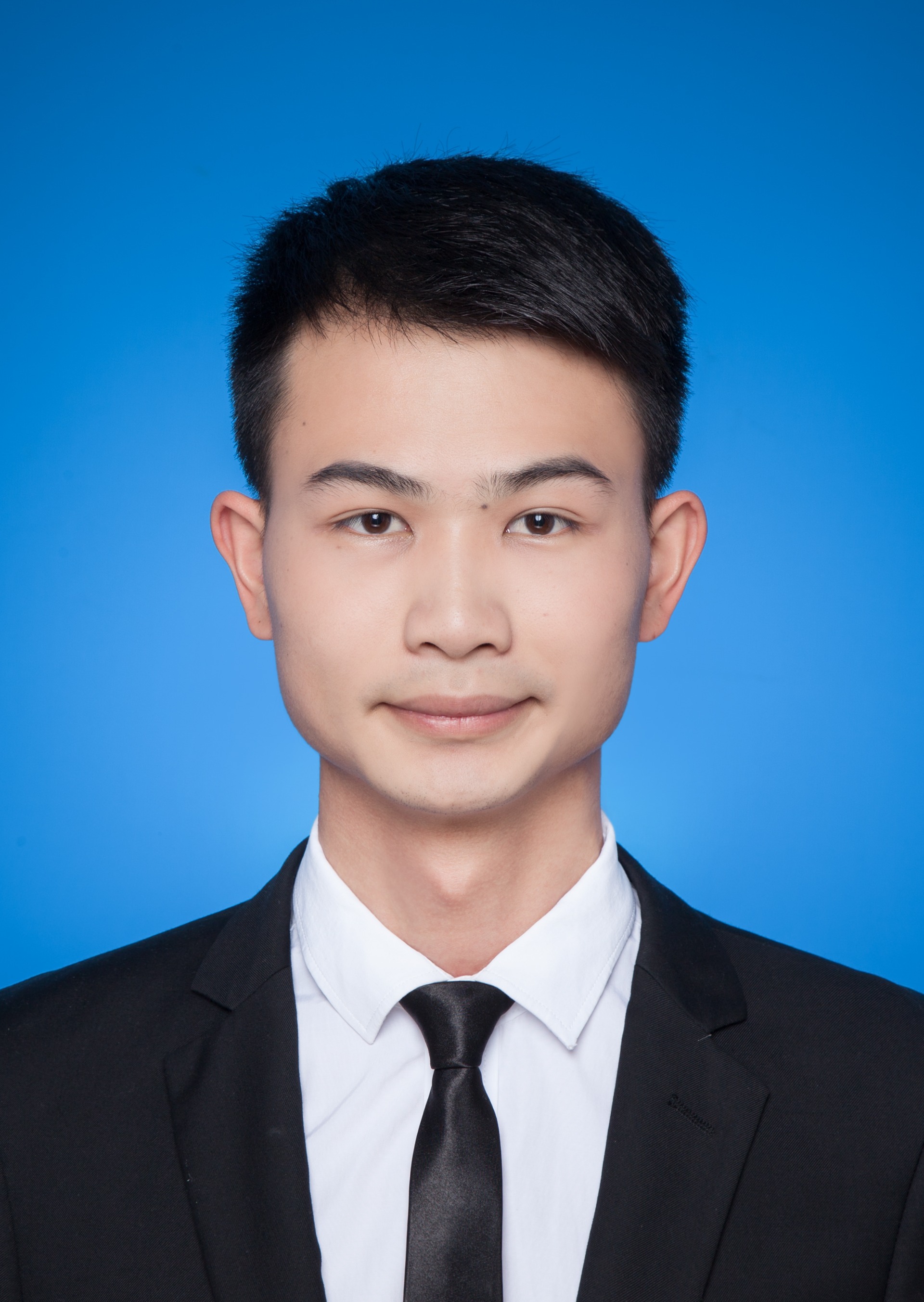 优秀青年教师，本科学历，拥有数年高中物理教学经验。现任高二物理教师。其善于整合课程资源，精心设计教学模式，耐心教授学习技巧。通过现代技术、物理典故及幽默情境，引发学生学习兴趣，启发学生多向思维，实现高效课堂效果。深受学生及家长的好评。