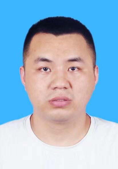 优秀青年教师，本科学历，高中物理教师。曾在临川名校任教育，带过数届高三毕业班。有着丰富的数学教学经验，熟悉高中学生的生活及学习特点，善于因材施教，能开拓发掘组织多种教学方式，灵活教学；课堂风趣幽默，善于吸引学生的注意力，激发学生学习兴趣和学习的主动性。人生格言是：纵有疾风起，人生不言弃。