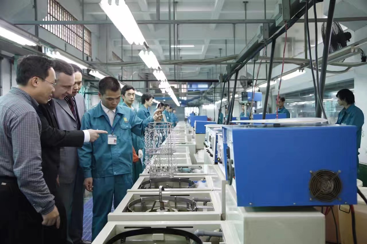 Serving indirect channels, this 3,000㎡ facility specializes in mid-to-low-end jewelry, staffed by 105 workers to deliver efficient mass production at competitive costs for wholesalers and retailers.