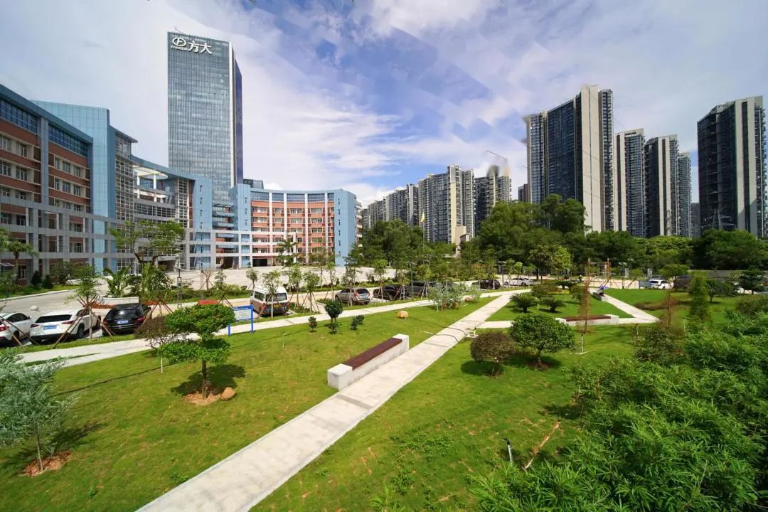 学校创办于1988年，前身是华南师范大学职工业余教育培训中心。华师科教培训中心于2002年开办高考辅导班，是广州地区比较早开办高考复读的学校之一。
