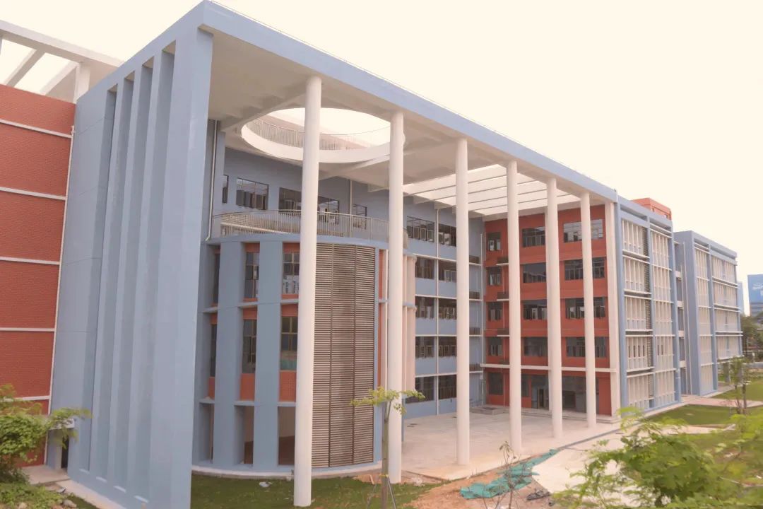 华师科教注重品牌建设，秉承华师的务实教风，深实验的严谨教学。根据新高考开发出一套适合广东高考复读生、春季高考及艺考文化课短期提分的教、备、研、辅课堂,关注每一位学生的提强补弱。 