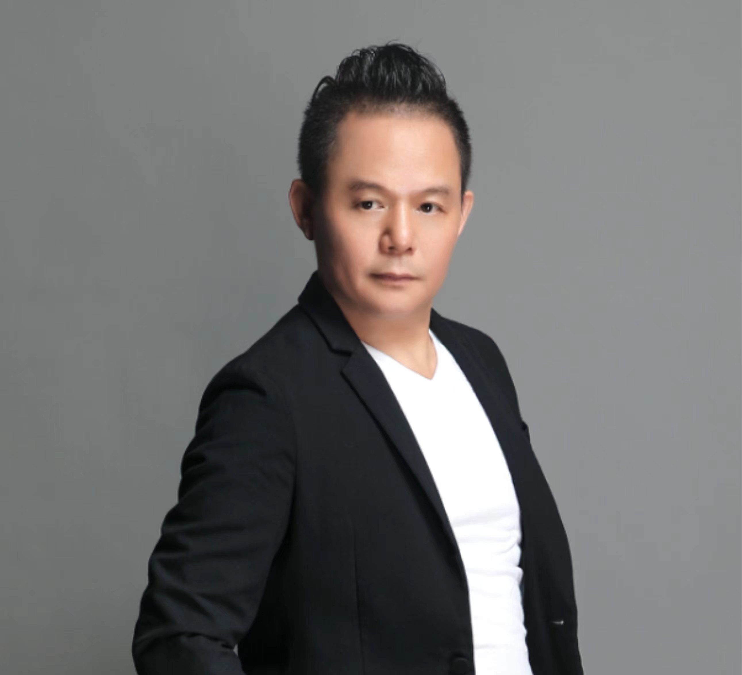 品牌联合创始人
本人有20多年的制造业管理经验曾就职于知名外企多年，致力于对人事财务管理的管控；善于解决生产难点与困难。
对企业文化、企业定位和企业未来战略的规划有多年成功的经验，促进企业高效平稳发展并致力于培育梯队人才。
