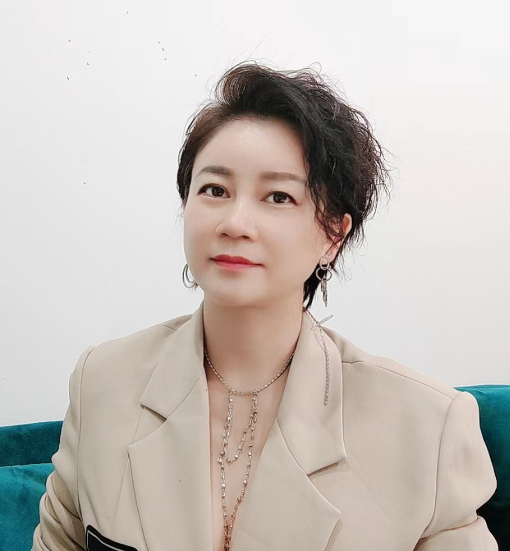 品牌创始人/设计总监
从事时尚行业及箱包设计研发经验20多年；有10年的业务研发团队管理经验。
个人在国内外知名服饰企业品牌担任主设计。个人擅长品牌产品的风格把控，洞悉客户需求，精通手袋研发工艺。