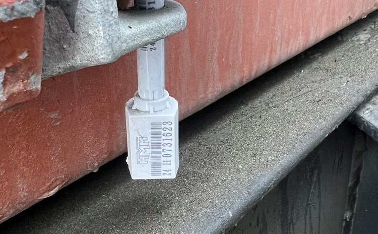 我们将同一集装箱内的不
同FBA仓货物分拣集中，
提高装车效率。一对一封
条，确保安全。