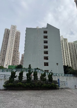 香港知名學校security服務及特點• 安全保障與緊急處理機制：
• 學校注重學生的安全保障，建立完善的安全管理制度和緊急處理機制。設有專門的安保團隊，負責學生校內外的安全和緊急情況的應對，並定期進行防災演習、安全培訓和風險評估等工作。
• 保安服務範圍：
• 保安服務包括失物處理、日常巡邏、報告罪案、出入管理和客戶服務等。學校採取嚴謹的保安措施，確保校園環境安全，以保障教職員及學生的生命及財產。
• 技術應用：
• 現代校園保安服務中，技術的運用是不可或缺的一部分。保安公司會具備高科技的監控系統、有效的訪客管理系統和緊急回應機制，這些都有助於快速做出反應並有效預防潛在風險。
• 專業培訓與人員素質：
• 保安人員的培訓情況是評估保安公司是否稱職的關鍵因素。優秀的公司會提供全面的培訓，包括處置突發事件和緊急情況、與學生和校園工作人員溝通的技巧以及安全檢查和巡邏的最佳實踐等。