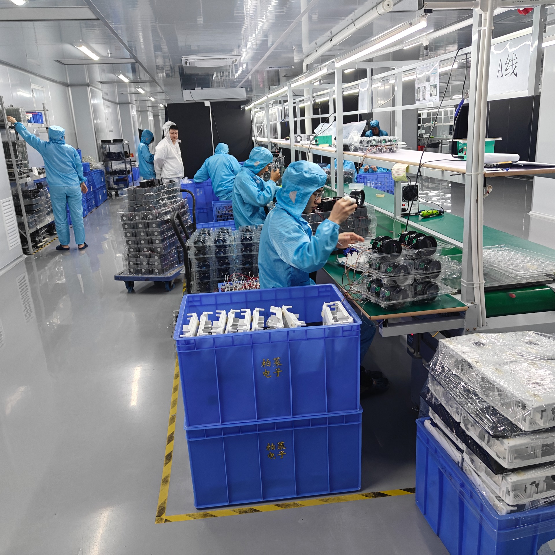 通过物联网技术实时监控生产线状态，及时发现和解决问题