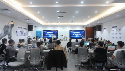 核心理论结合实操训练，全面掌握机器人专业应用技能。
