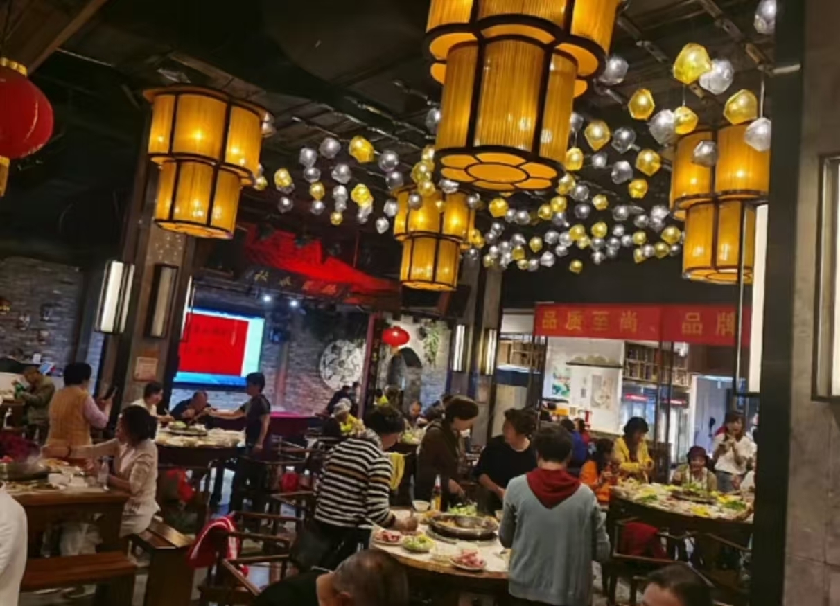 重庆巴人红鼎火锅传承巴渝火锅精髓，以秘制牛油红汤锅底闻名，精选川渝特色食材，麻香鲜辣，回味悠长。融合传统工艺与现代餐饮体验，打造地道重庆火锅风味，深受食客喜爱，是山城美食文化的代表品牌之一。