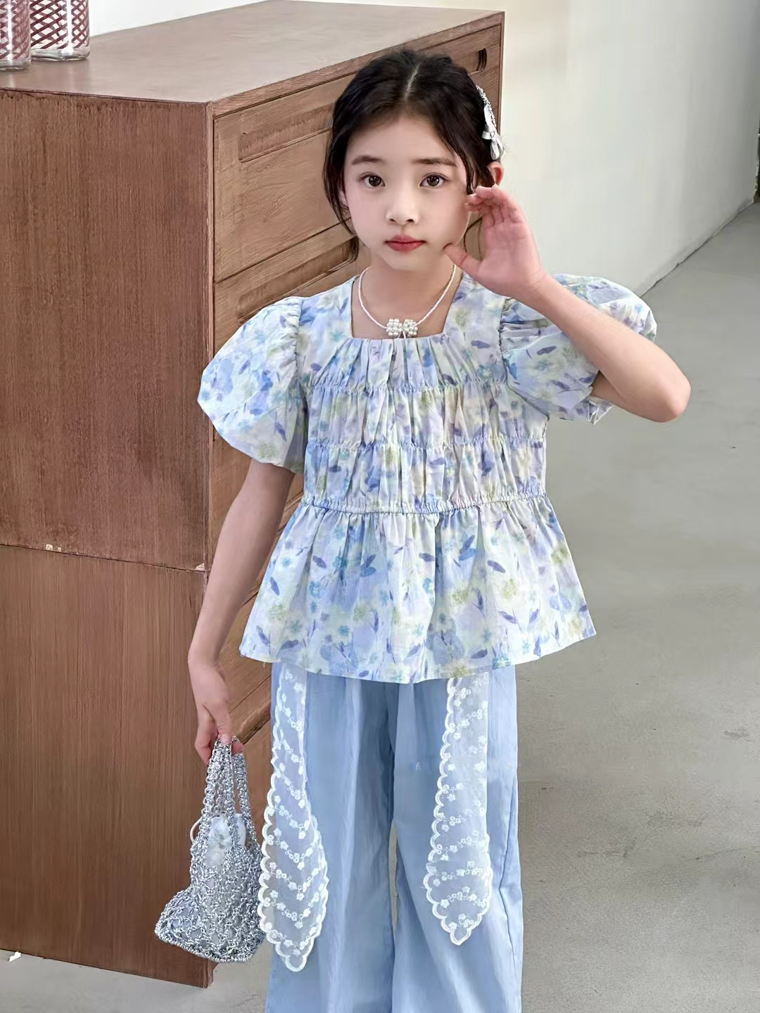 girl short sleeve Tshirt and pants