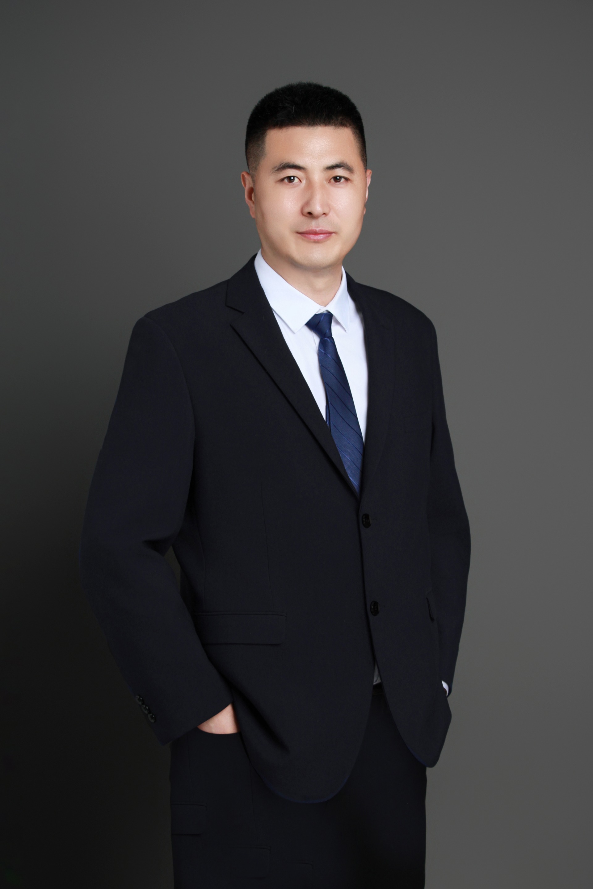 李琴国际威海分公司负责人。从业17年有余，派送客户1500余人。