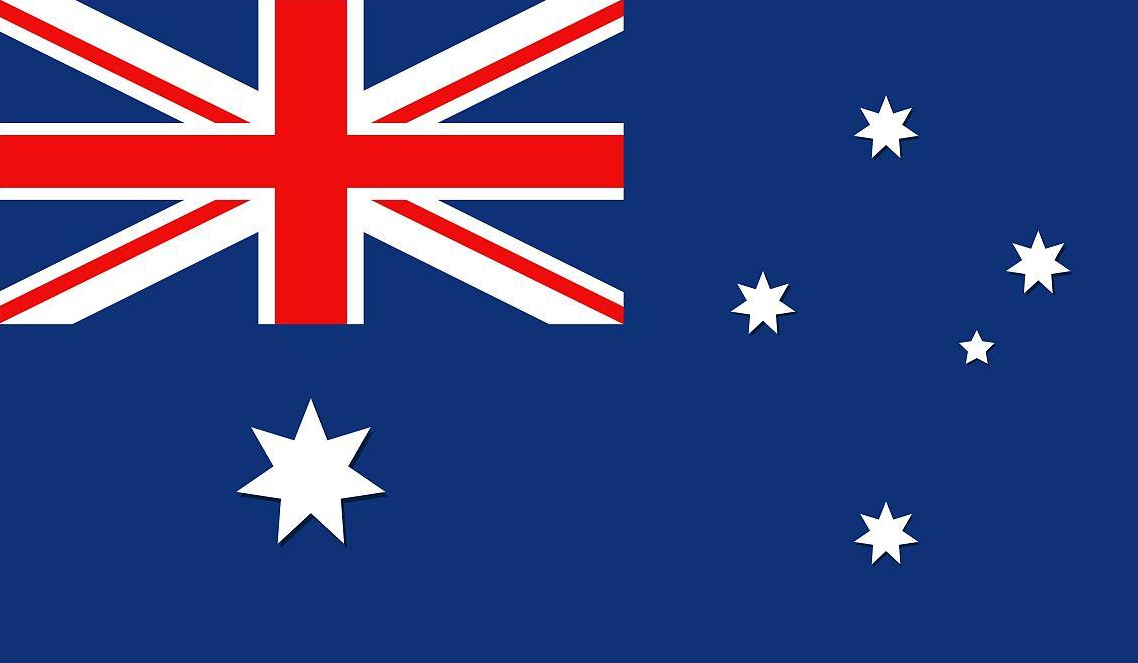 澳大利亚联邦（The Commonwealth of Australia）简称“澳大利亚”，首都堪培拉，2022年人均GDP65543美元。 [20]位于南太平洋和印度洋之间，由澳大利亚大陆、塔斯马尼亚岛等岛屿和海外领土组成。东濒太平洋的珊瑚海和塔斯曼海，北、西、南、东四面环印度洋和边缘海，是世界上唯一一个国土覆盖整个大陆的国家 [39]，总面积7688200平方千米，海岸线长36735千米。北部属热带气候，大部分属温带气候。全国划分为6个州和2个地区。截至2024年3月，澳大利亚总人口为2712万人 [1]，51.1％为英国及爱尔兰裔，官方语言为英语，约43.9％居民信仰基督教，其他五大宗教分别为伊斯兰教、印度教、佛教、锡克教和犹太教。无宗教信仰或宗教信仰不明人口占38.9％。