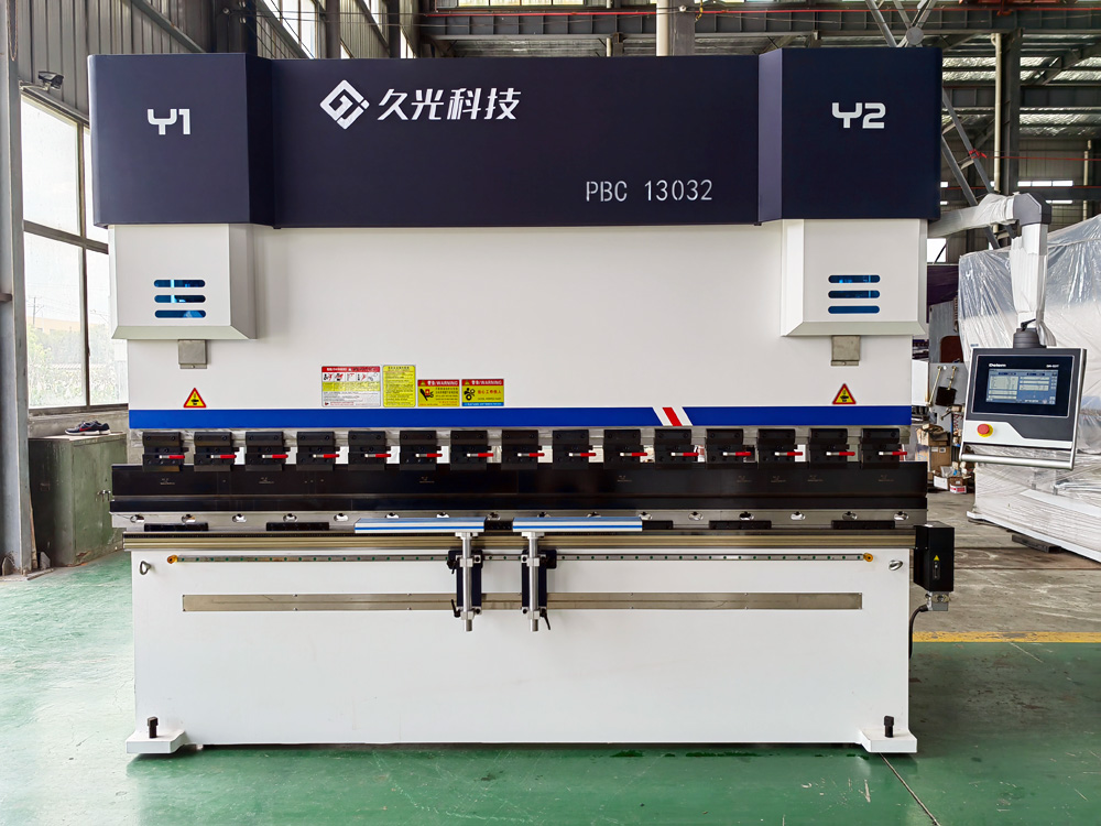 WE67K-130T/3200-DA52S電液伺服數(shù)控折彎機(jī)