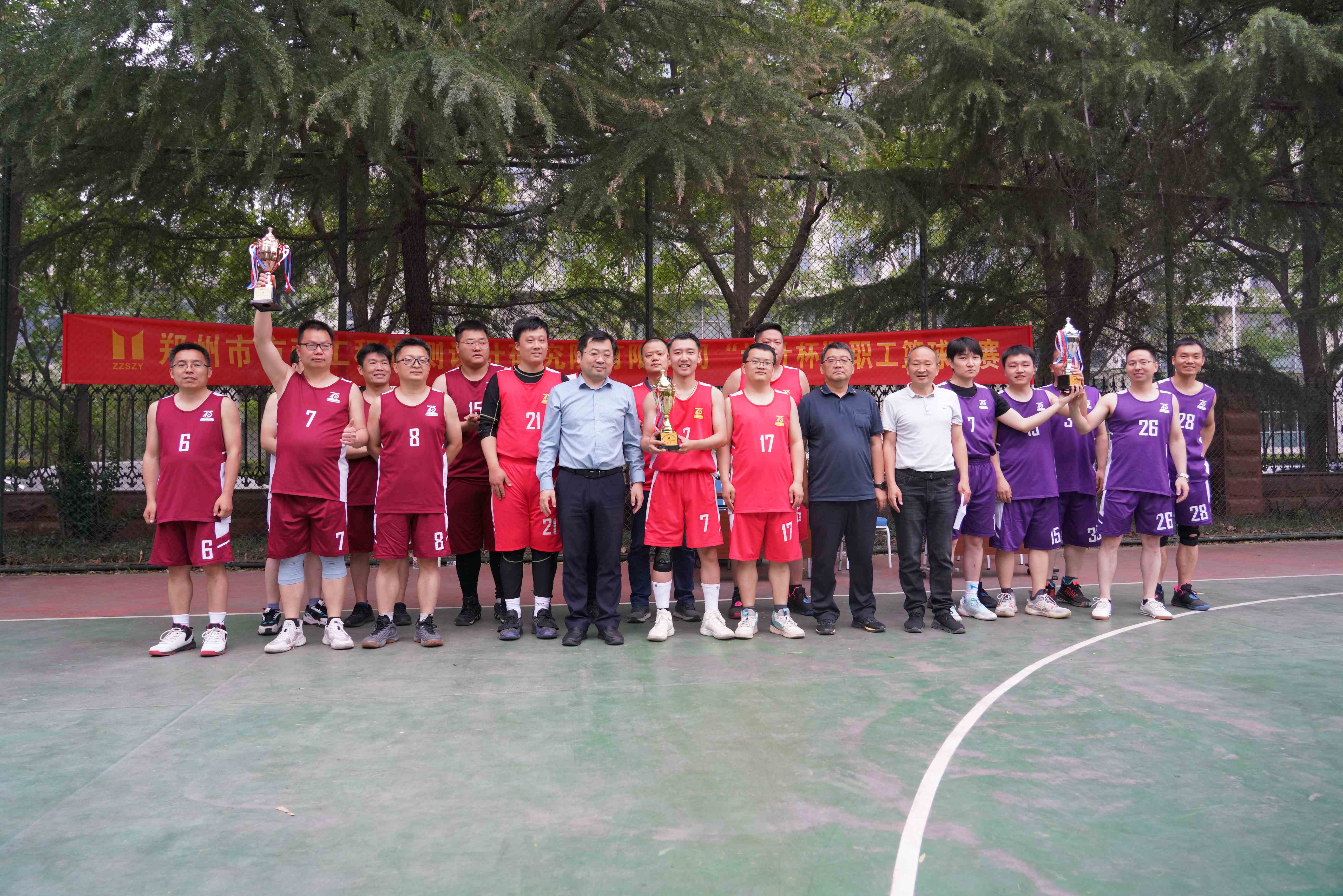 冠亚季军与公司领导合影