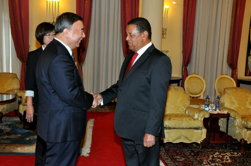 埃塞俄比亚当地时间8月7日上午，中国建材集团董事长、党委书记宋志平一行在埃塞俄比亚首都亚的斯亚贝巴总统府受到埃塞总统穆拉图·特肖梅亲切会见，双方一致同意深化务实合作，加大集团在埃塞投资，推动当地经济社会发展。