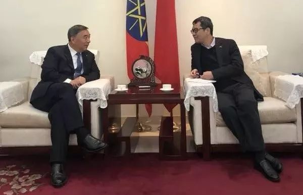 埃塞俄比亚当地时间8月7日上午,中国建材集团董事长、党委书记宋志平一行在埃塞俄比亚首都亚的斯亚贝巴总统府受到埃塞总统穆拉图·特肖梅亲切会见,双方一致同意深化务实合作,加大集团在埃塞投资,推动当地经济社会发展。