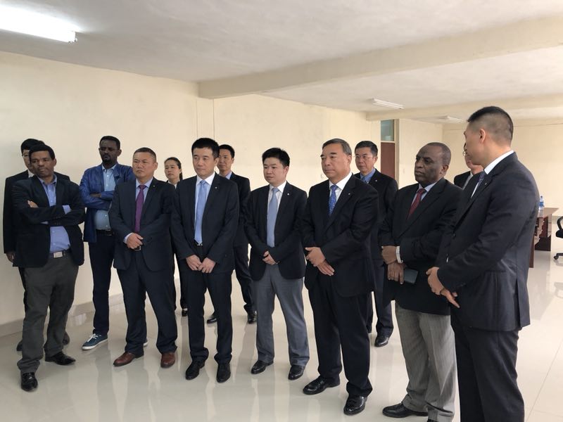 埃塞俄比亚当地时间8月7日上午，中国建材集团董事长、党委书记宋志平一行在埃塞俄比亚首都亚的斯亚贝巴总统府受到埃塞总统穆拉图·特肖梅亲切会见，双方一致同意深化务实合作，加大集团在埃塞投资，推动当地经济社会发展。