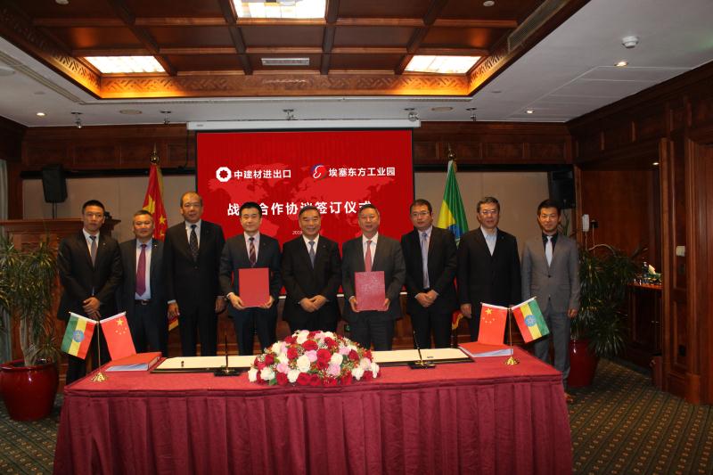 埃塞俄比亚当地时间8月7日上午,中国建材集团董事长、党委书记宋志平一行在埃塞俄比亚首都亚的斯亚贝巴总统府受到埃塞总统穆拉图·特肖梅亲切会见,双方一致同意深化务实合作,加大集团在埃塞投资,推动当地经济社会发展。