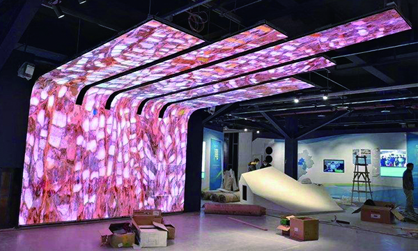 The city exhibition hall showcases the city's historical and cultural heritage, development history, construction achievements, and future vision through LED displays and artistic concepts, thereby promoting and enhancing the city's image