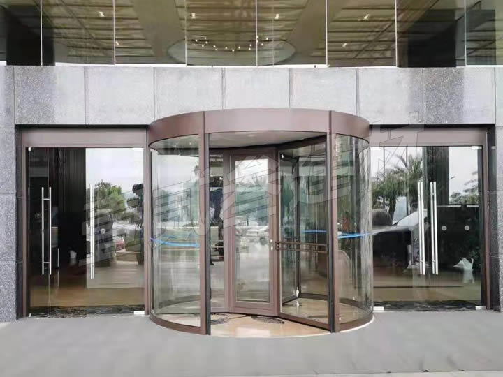 梧州市宝盈海悦酒店旋转门安装调试完成。