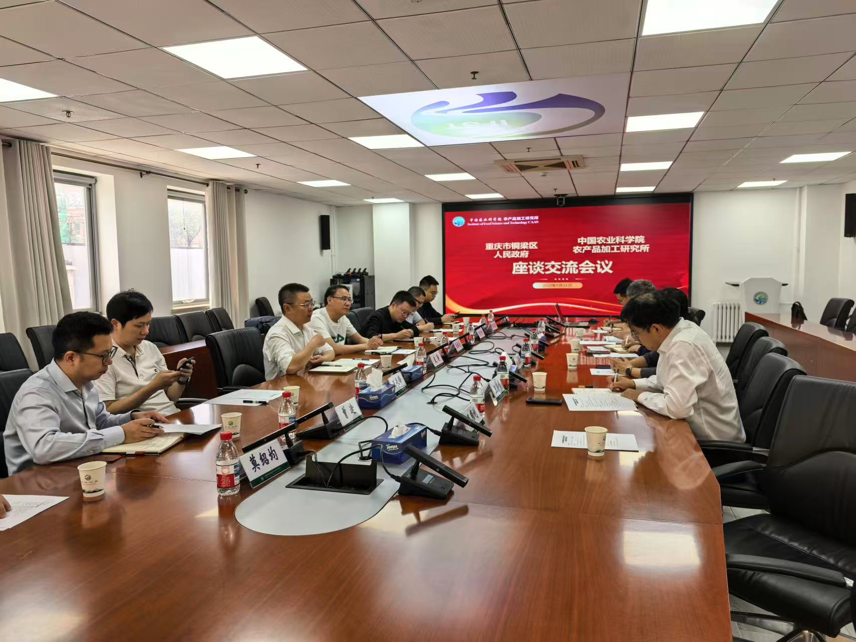 铜梁区委副书记、区政府区长皮涛调研中国农科院蔬菜花卉研究所