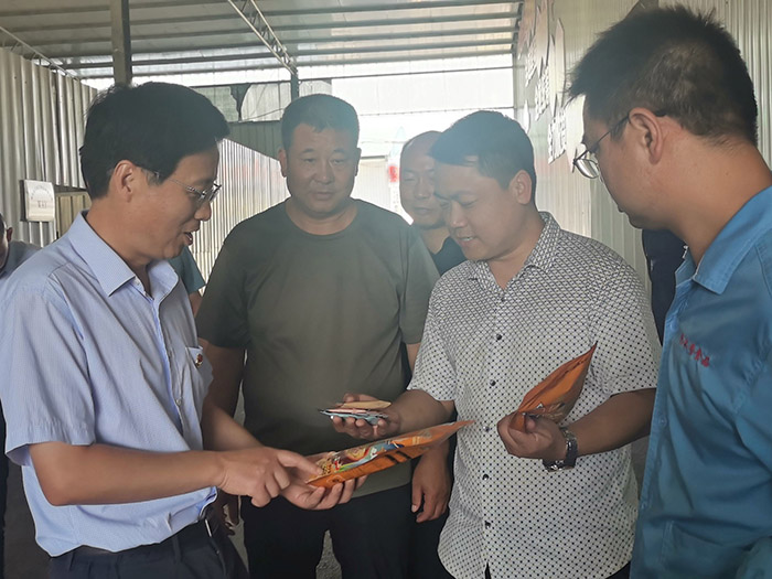 南陽市人大常委會秘書長劉中青至宛禾香食品參觀指導工作