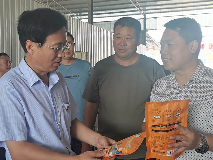 南陽市人大常委會秘書長劉中青至宛禾香食品參觀指導工作