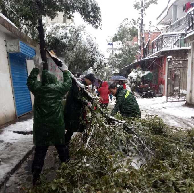 暴雪里疏通馬路