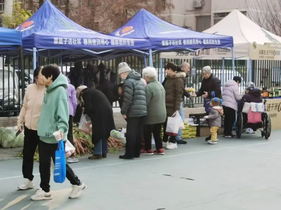 集市搭台邻里聚，公益服务利万家——二一二所社区第八期便民...