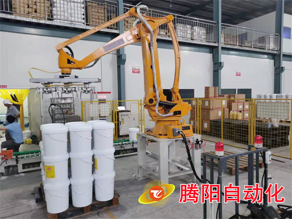 码垛机器人化工行业箱子及桶装物料码垛案例