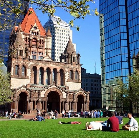 The main square of the Back Bay area is surrounded by both old and ultra-modern buildings. One side is formed by the Boston Public Library, founded in 1848 as the first publicly funded lending library in the country. Architect Charles Follen McKim designed the present building in 1895.