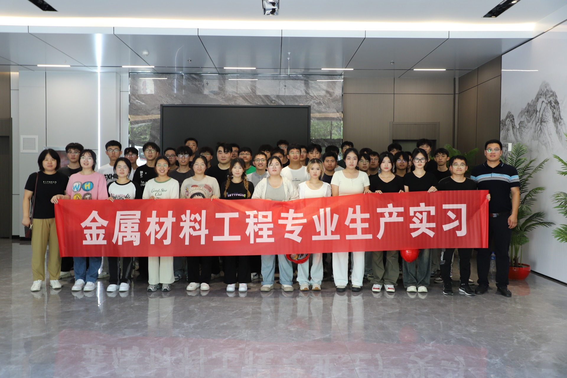 北華航天工業(yè)學(xué)院師生一行到河北福昊公司參觀交流