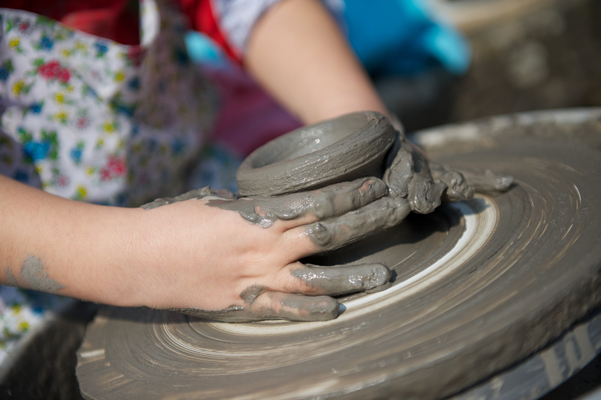 陶艺制作是需要耐心、细心的，这能让孩子在实践中养成持之以恒的好习惯