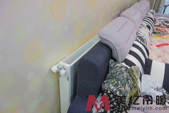 无锡明装暖气片-平板暖气片安装在沙发后方