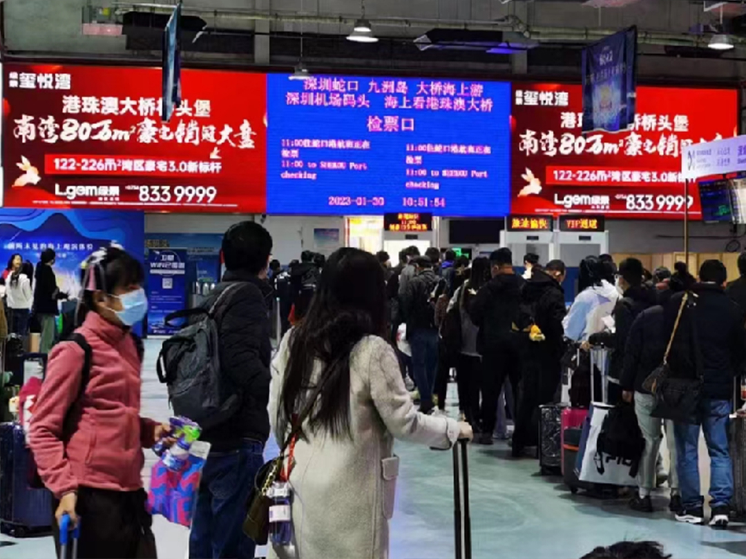 日均覆盖人流量在7万人次，车流量在8万左右      