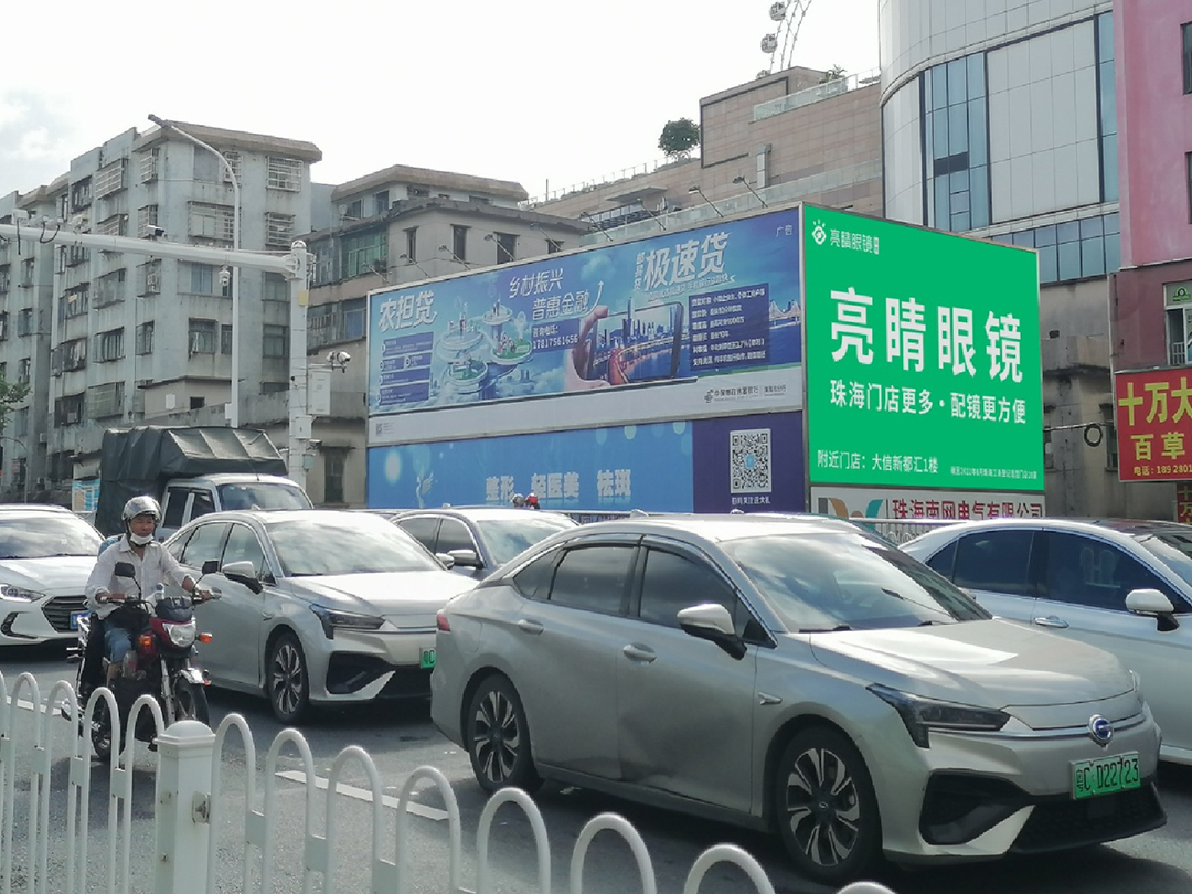 日均覆盖人流量在4万人次，车流量在6万左右。