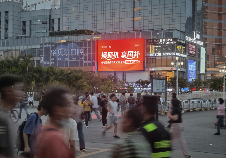 日均覆盖人流量在45万人次，车流量在20万人次左右。