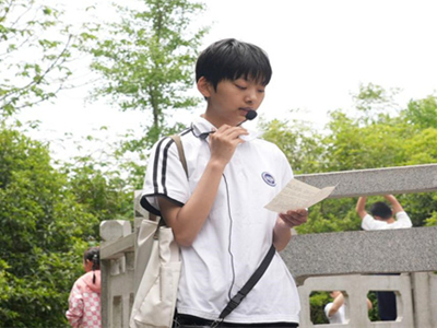 山林间的双语文化使者：看少年如何让千年文脉潮起来