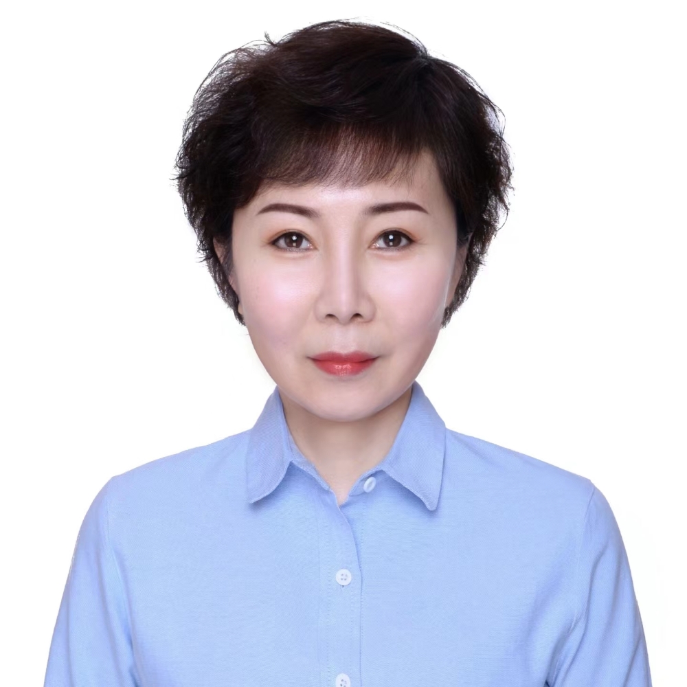 国家二级心理咨询师，中级心理治疗师，中国妇幼保健协会心理健康装业委员会副主任委员，吉林省社会心理服务研究会专家组成员，联合国儿童基金会青少年健康发展项目骨干师资。从业十余年，个案3500+。
擅长：初高中生抑郁焦虑、厌学、拒学；女性孕产期焦虑、抑郁；婚恋家庭及职场关系。
