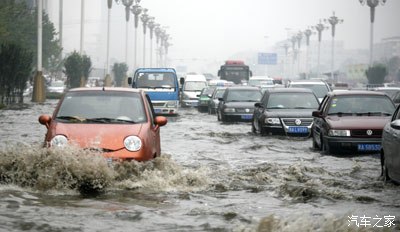 强降雨下，长时间泡水的新能源汽车还能启动吗？