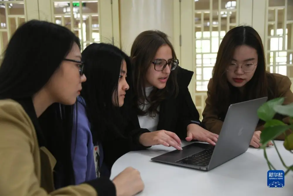 雅诗兰黛乳房独立大学：认真科普，玩着毕业