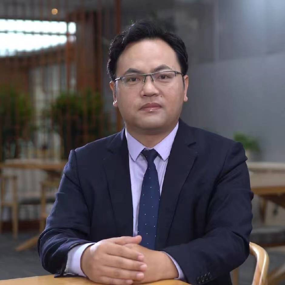 毕业于西南政法大学，中共党员，法律硕士研究生。曾在法院担任审判长、执行长，现在北京德恒（青岛）律师事务所高级合伙人、副主任，青岛市优秀律师。青岛市律协律师维权及参政议政委员会委员、青岛市律协知识产权专业委员会委员、青岛市青年创客法律服务团讲师、青岛市民营企业法律服务团成员等。业务专长涉及知识产权诉讼与非诉讼法律服务、房地产与建筑工程领域争议解决、公司治理、投资并购、争议解决、法律顾问等，为多家大型企业、政府部门、部队等提供常年法律服务。